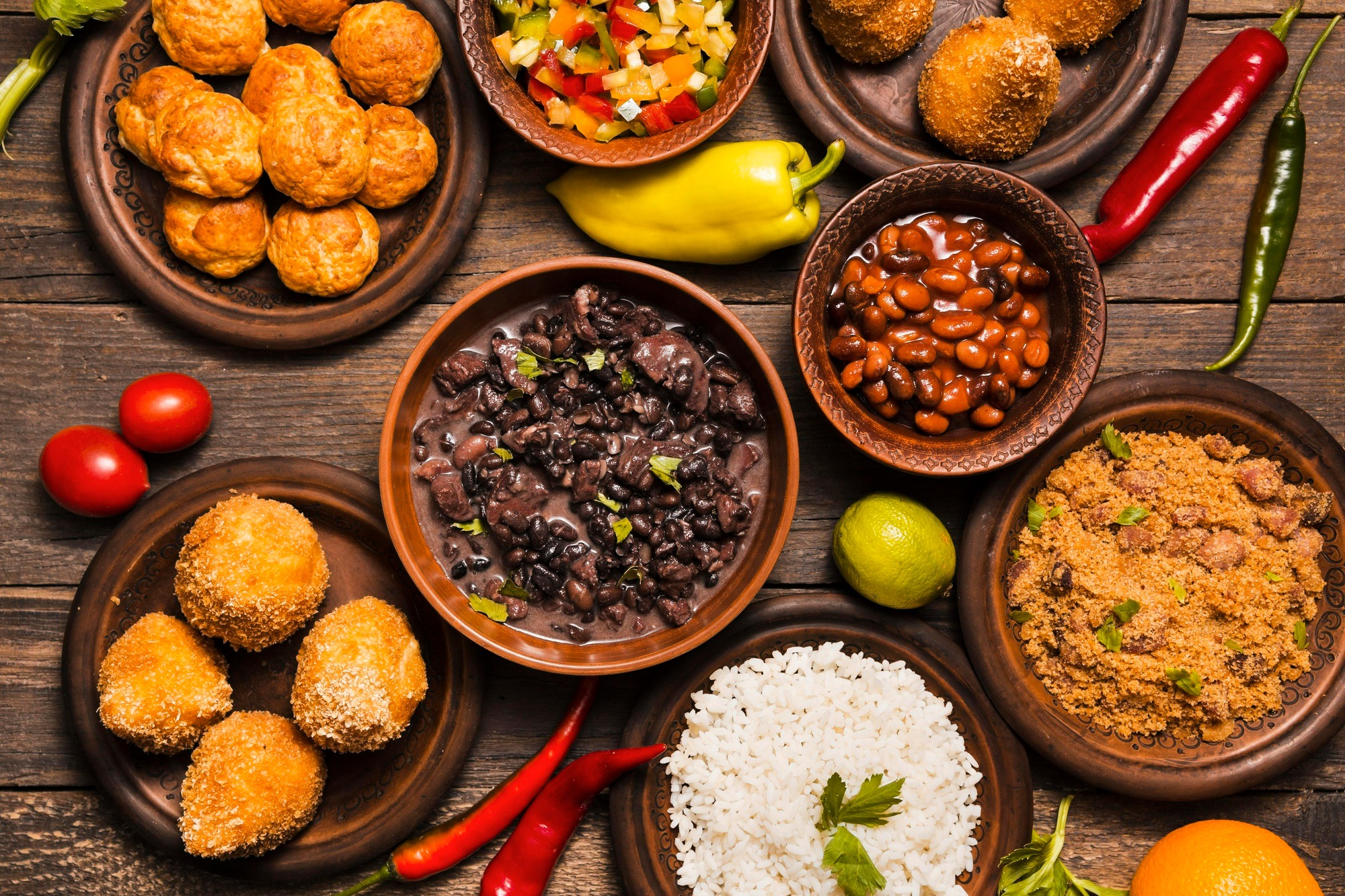 Mesa com vários pratos de comida caseira