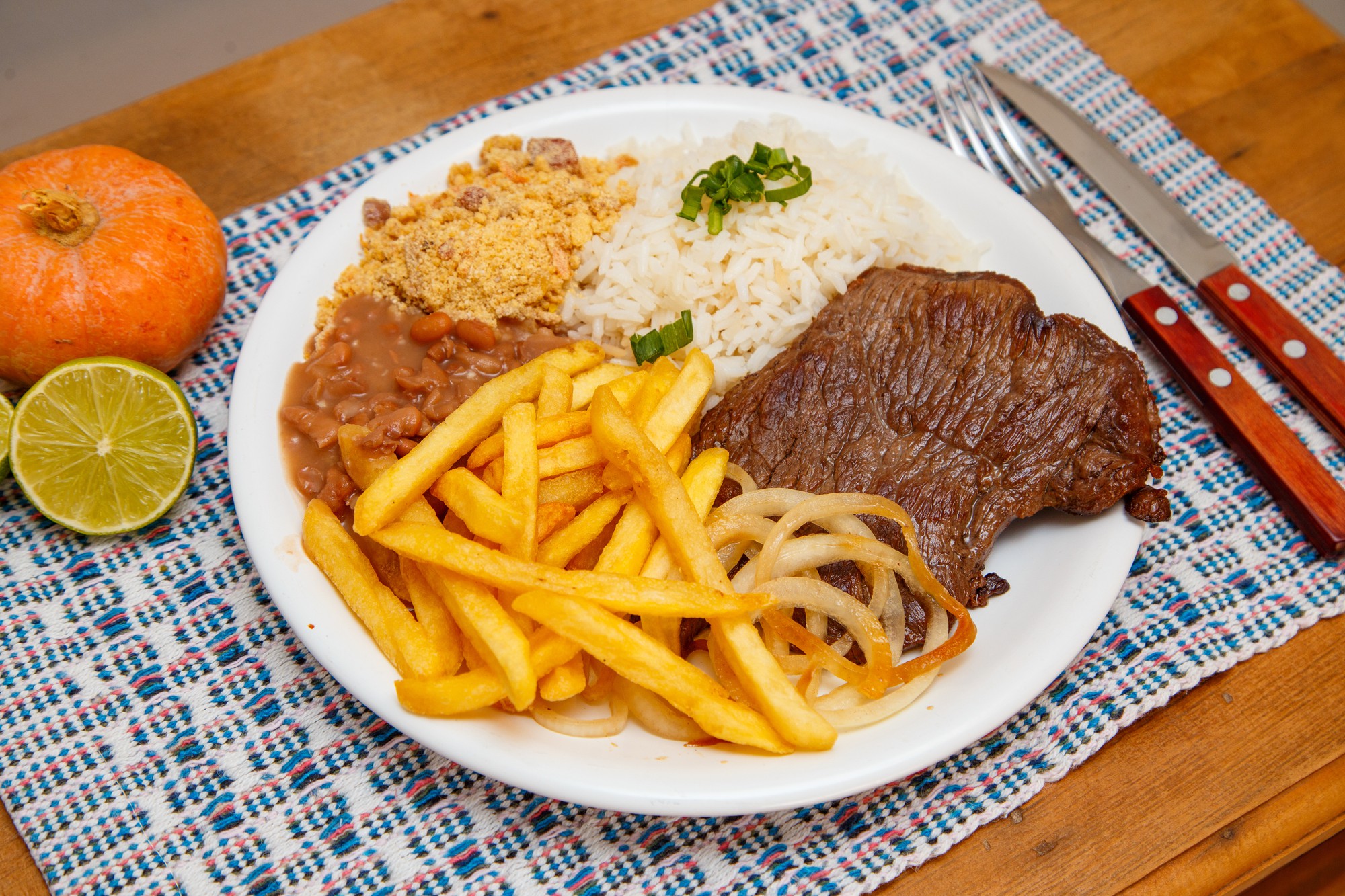 Prato de comida caseira com arroz, feijão, carne, batata e farofa